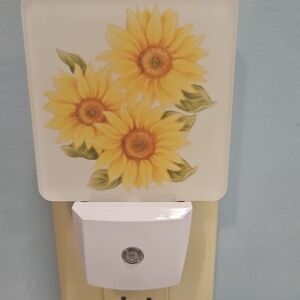 Sunflower Night Light Plug-In - Yellow Floral